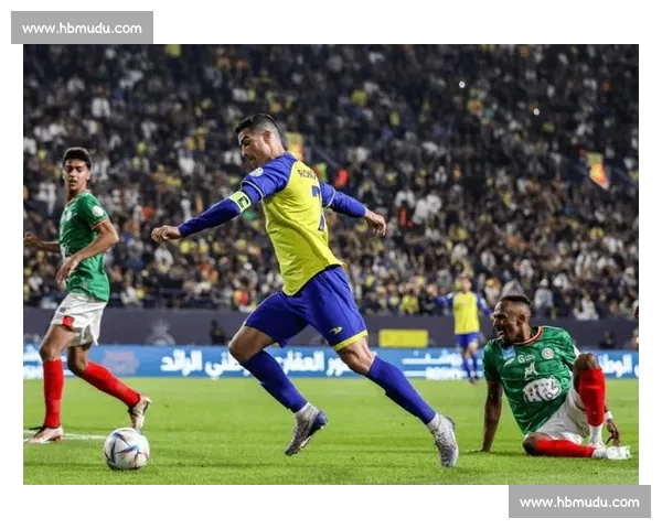 激烈角逐：足球比赛比分揭晓，精彩进球和紧张对抗全程回顾